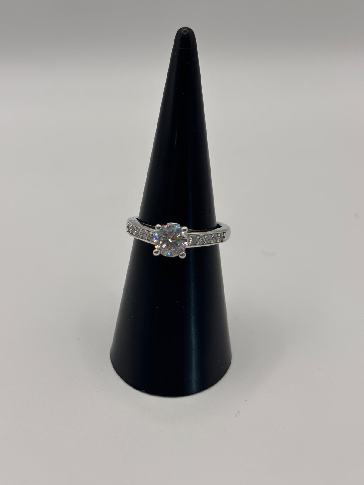 Solitario con zirconi laterali - Mami