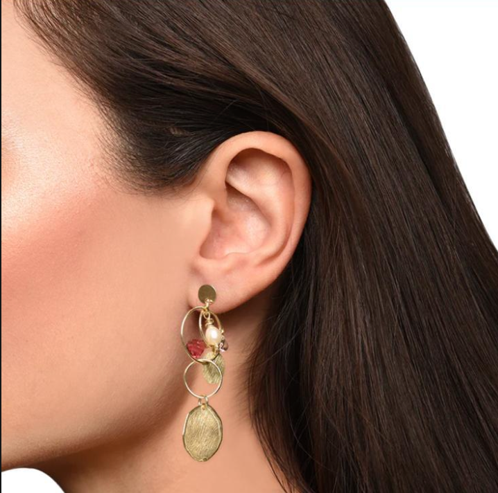 orecchini con pendenti con charm, perle e pietre fucsia - arthemide